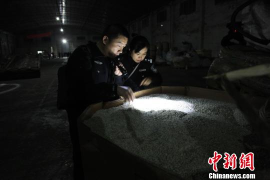 黃埔海關緝私民警在廢塑料查緝現場 濮宣 攝